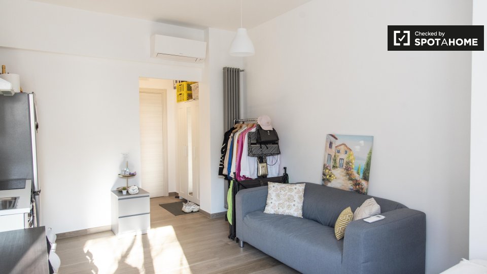 Studio apartment for rent in Trieste, Rome (ref 806653) Spotahome