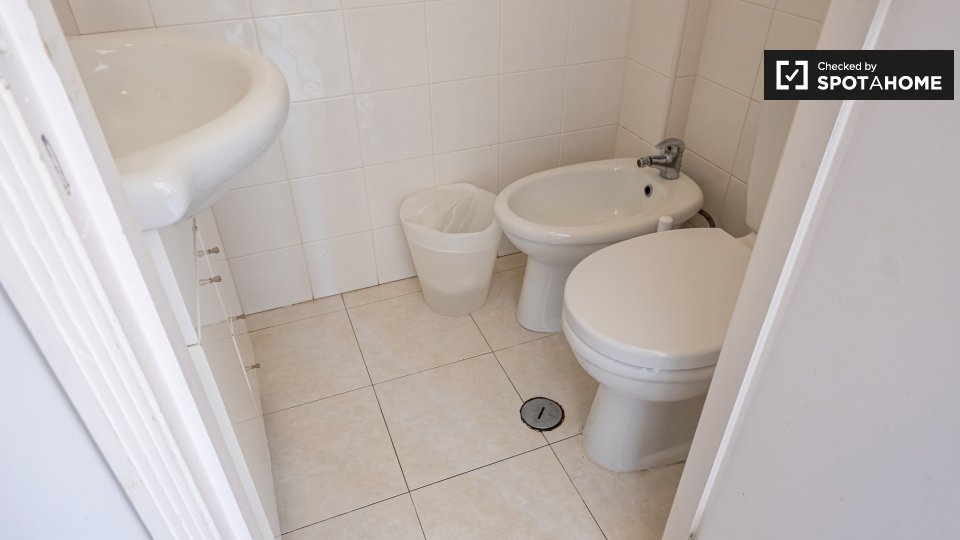Double room Lisbon, 6 beds — photo 16