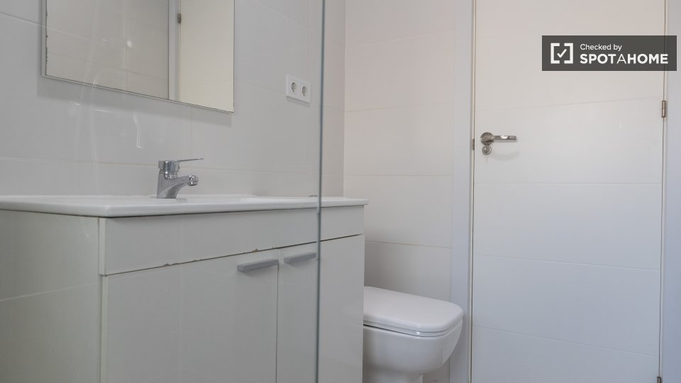 Double room Madrid, 5 beds — photo 12