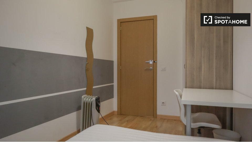 Double room Madrid, 7 beds, 160m² — photo 4