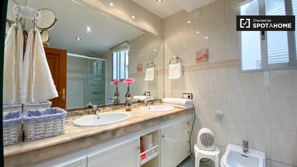 Double room Valencia, 3 beds, 75m² — photo 18