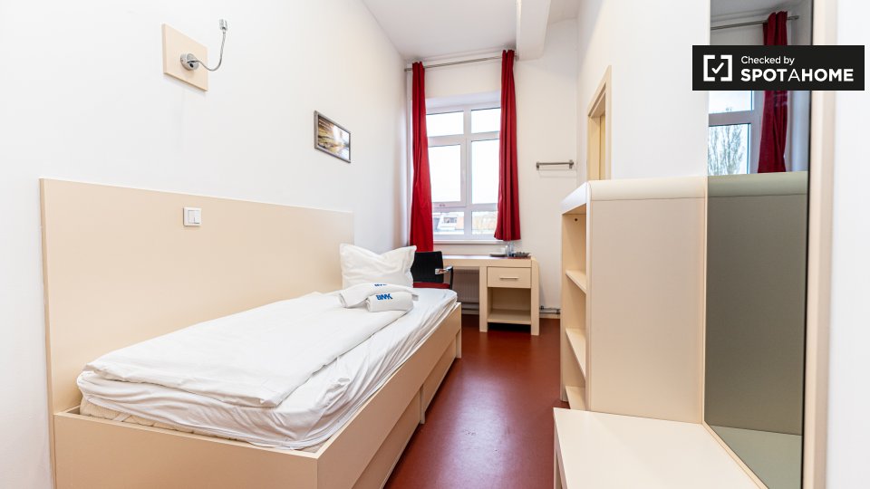Double room Berlin, 2 beds, 15m² — photo 2
