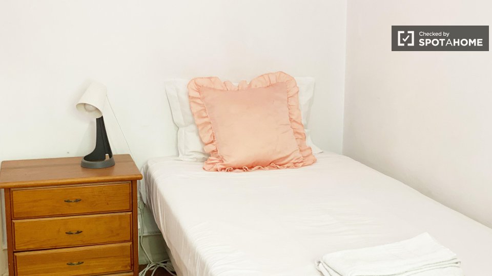 Double room Lisbon, 4 beds — photo 75