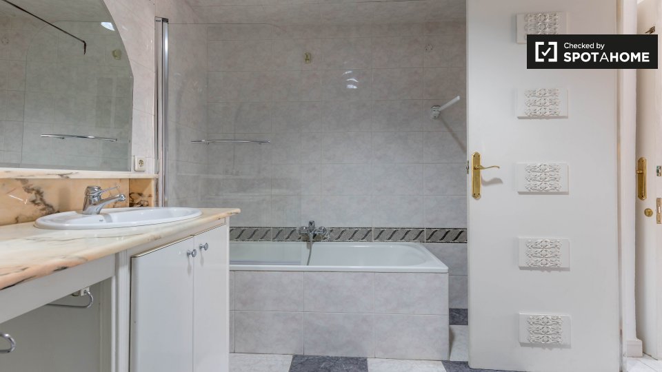 Double room Valencia, 5 beds, 95m² — photo 4