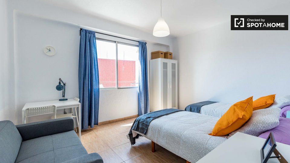 Double room Valencia, 3 beds, 80m² — photo 3