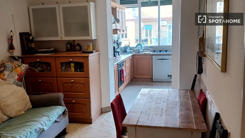 Here is the English translation:
Room for rent in an apartment with 3 bedrooms in Monteverde Nuovo - a Roma