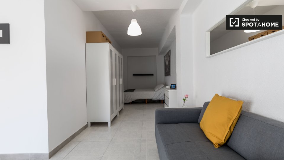 Habitación luminosa en alquiler en apartamento de 5 dormitorios en Benimaclet