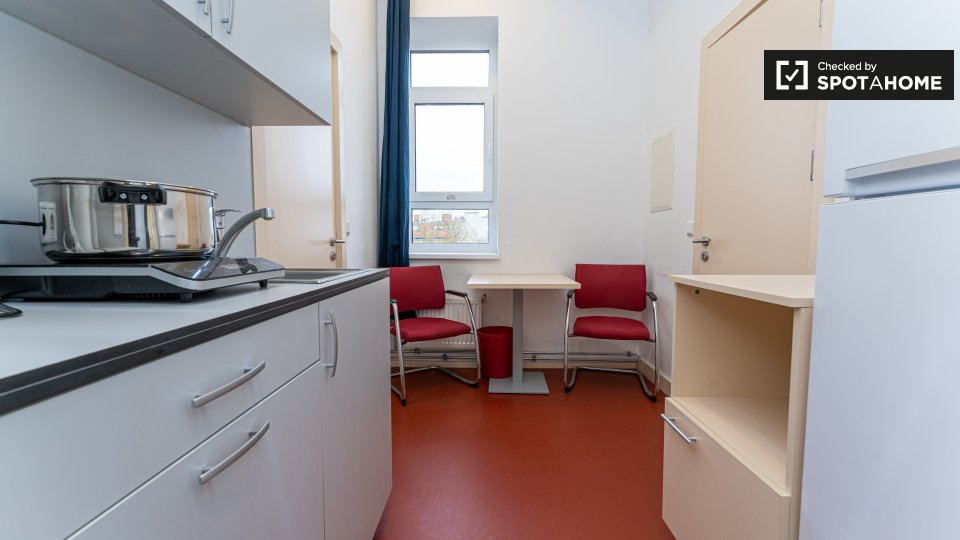 Double room Berlin, 2 beds, 15m² — photo 3