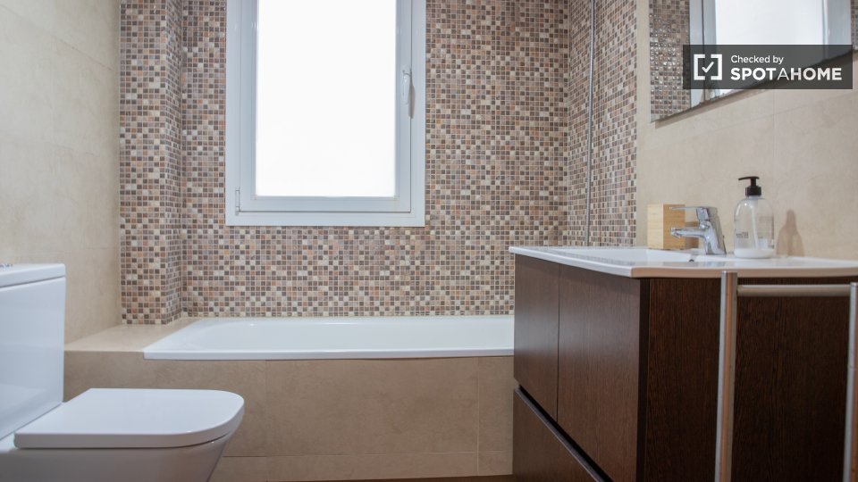 Double room Madrid, 5 beds, 120m² — photo 10