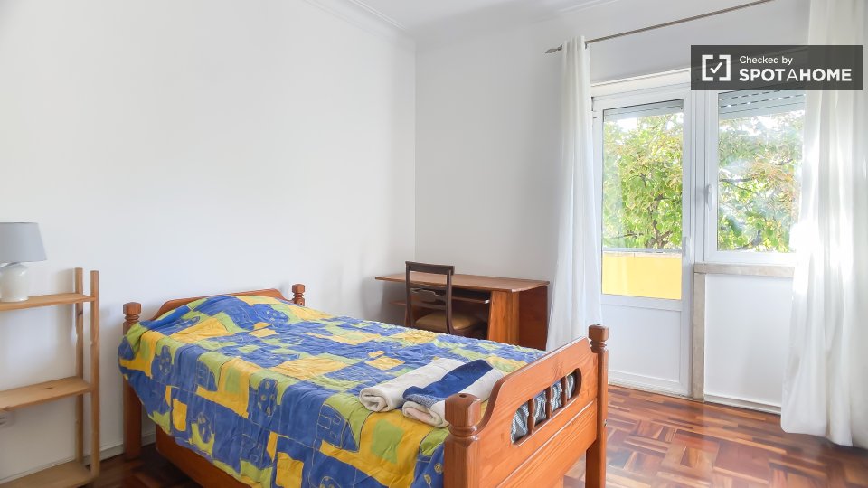Double room Lisbon, 3 beds, 78m² — photo 12