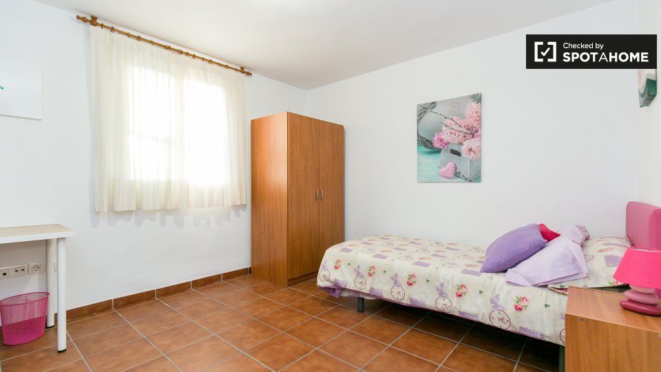 Double room Granada, 3 beds, 95m² — photo 2
