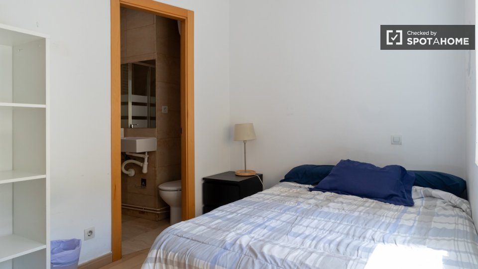 Double room Madrid, 3 beds — photo 32