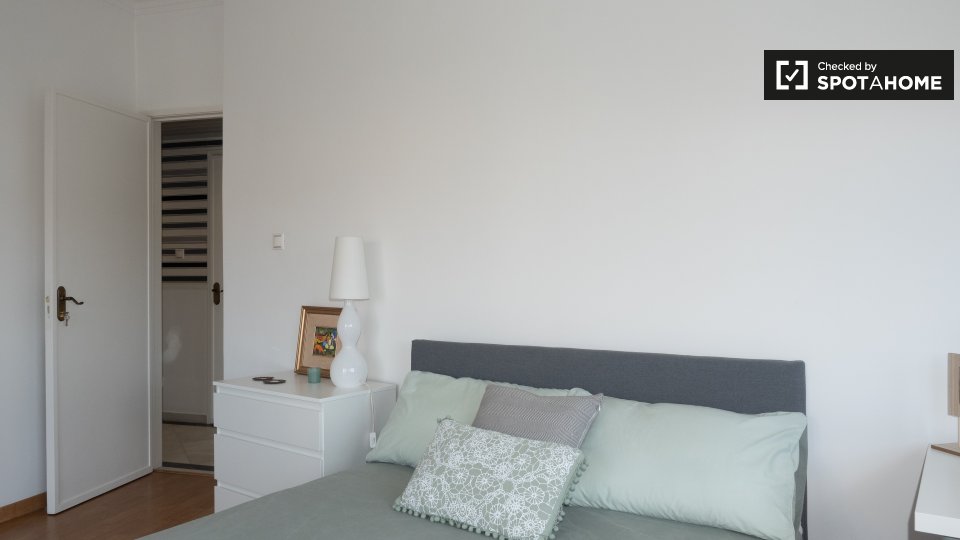 Double room Lisbon, 4 beds, 90m² — photo 3