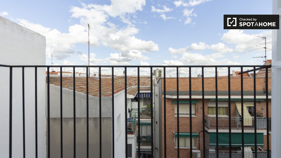 Double room Madrid, 3 beds, 65m² — photo 6