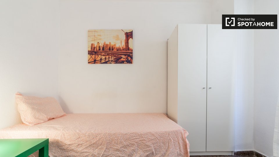 Double room Valencia, 5 beds, 120m² — photo 2