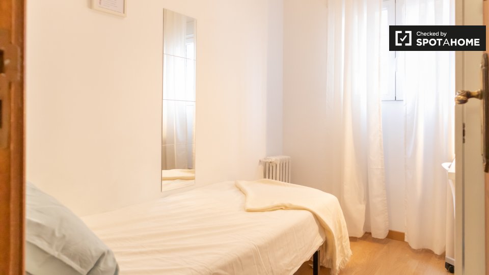 Double room Madrid, 6 beds, 152m² — photo 19