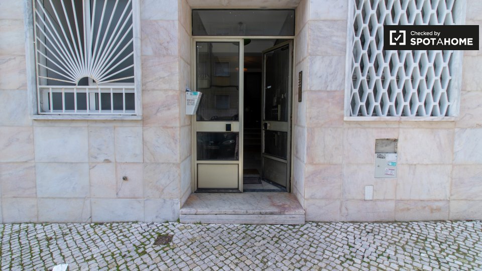Double room Lisbon, 3 beds, 75m² — photo 22