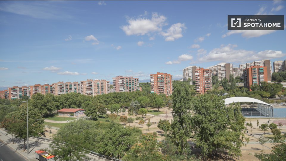 Double room Madrid, 3 beds, 70m² — photo 3