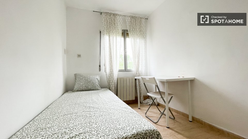 Double room Madrid, 4 beds, 70m² — photo 9
