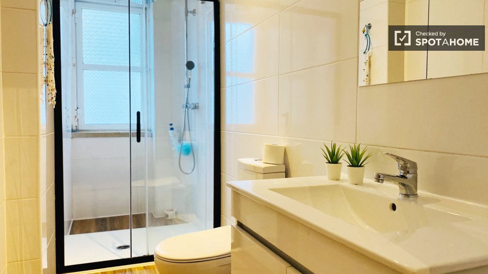 Double room Lisbon, 5 beds, 120m² — photo 40
