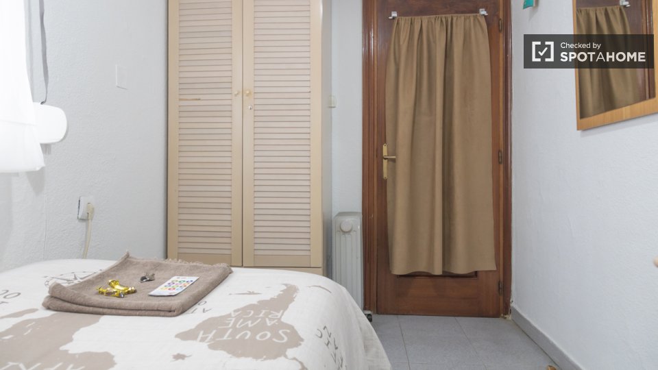 Double room Madrid, 3 beds — photo 6