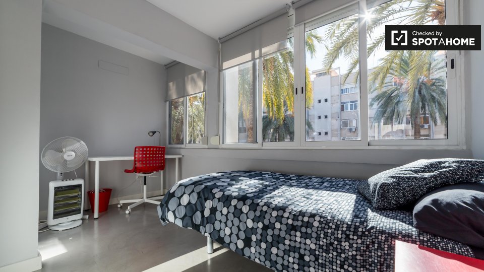 Double room Valencia, 3 beds, 65m² — photo 1