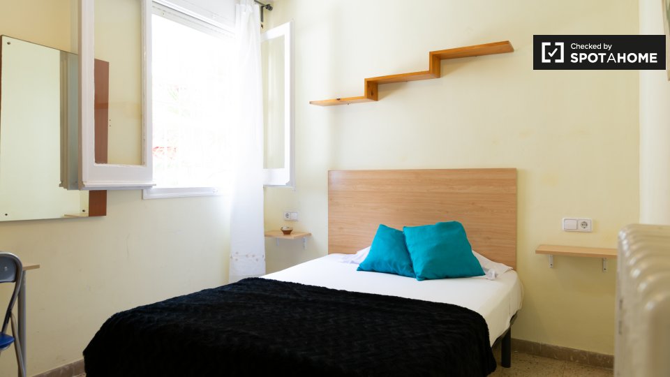 Room for rent in 9-bedroom house in Gràcia, Barcelona - in Barcelona