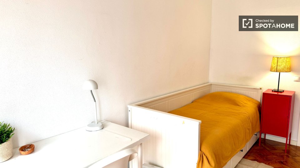 Double room Lisbon, 3 beds — photo 30