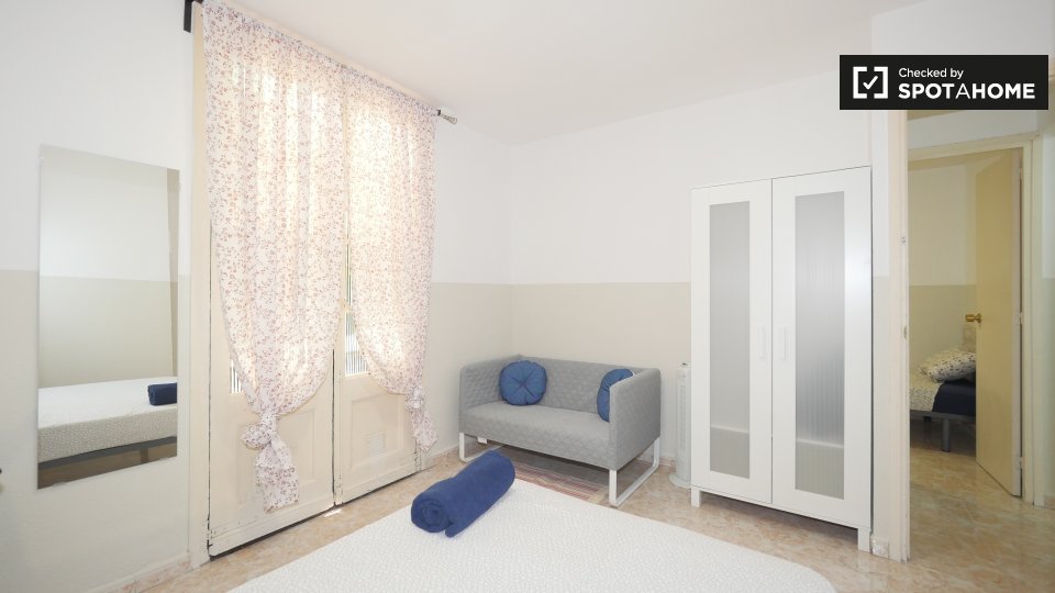 Double room Barcelona, 3 beds, 55m² — photo 3