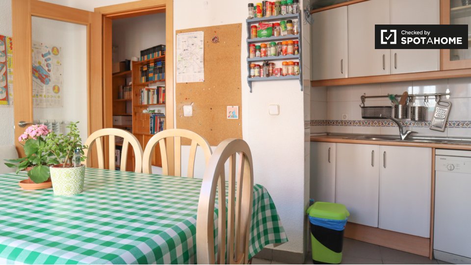 Double room Madrid, 3 beds, 79m² — photo 10