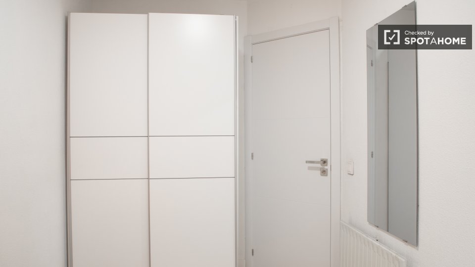 Double room Madrid, 5 beds, 101m² — photo 3