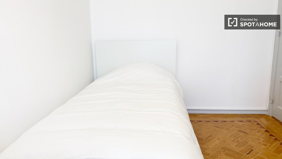Double room Lisbon, 3 beds, 70m² — photo 3