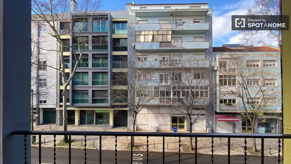 Double room Lisbon, 3 beds, 70m² — photo 1