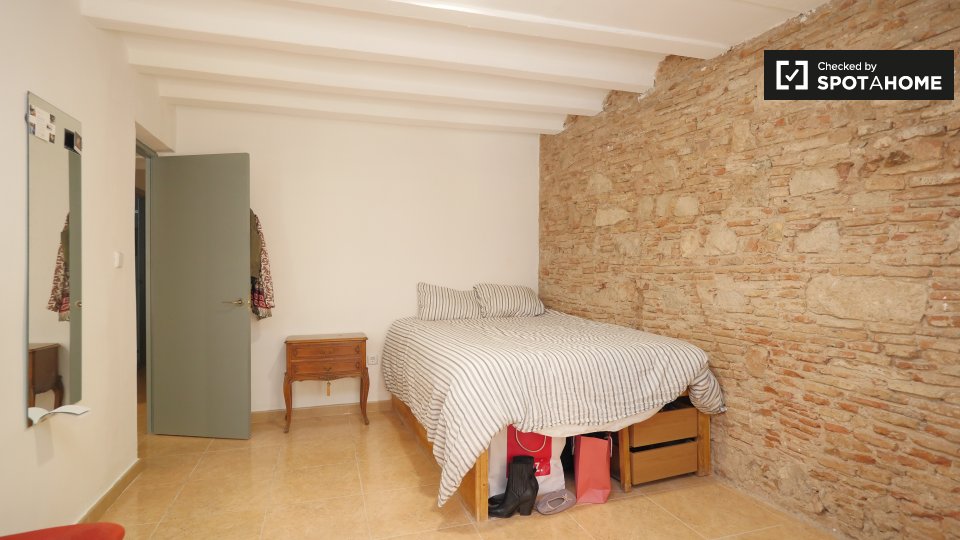 Double room Barcelona, 5 beds, 130m² — photo 1