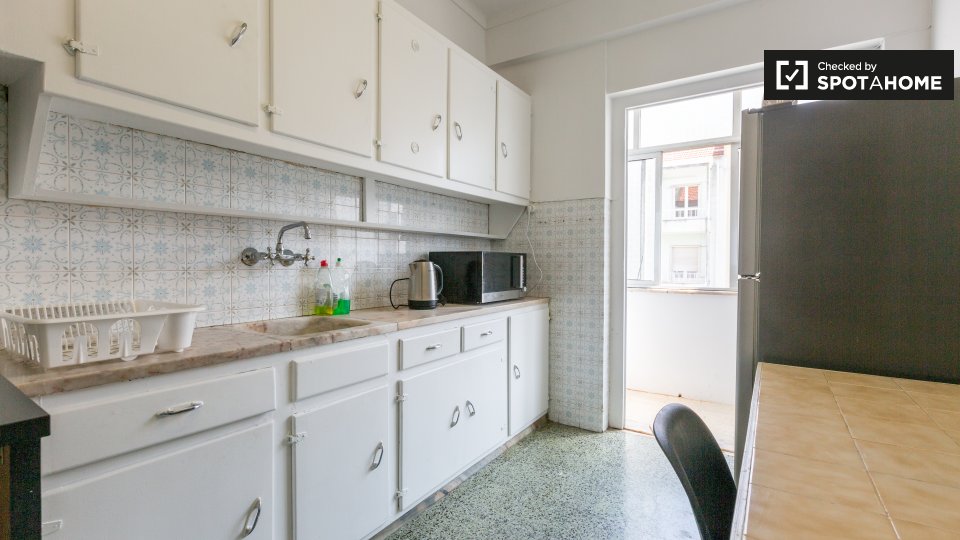 Double room Lisbon, 3 beds — photo 6