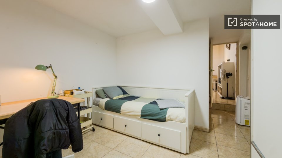 Double room Barcelona, 3 beds, 68m² — photo 25