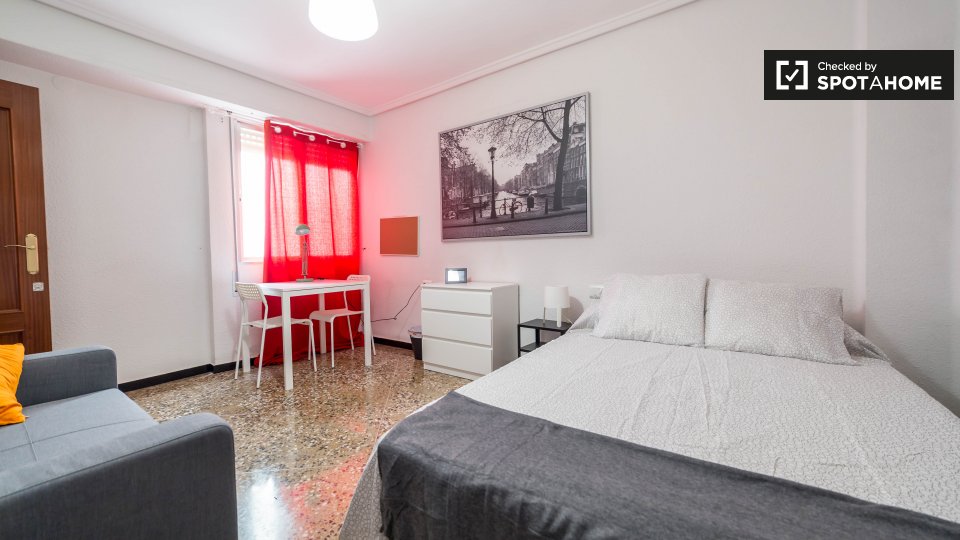 Double room Valencia, 5 beds, 110m² — photo 3