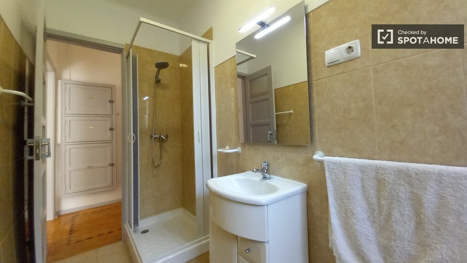 Double room Lisbon, 2 beds, 60m² — photo 11
