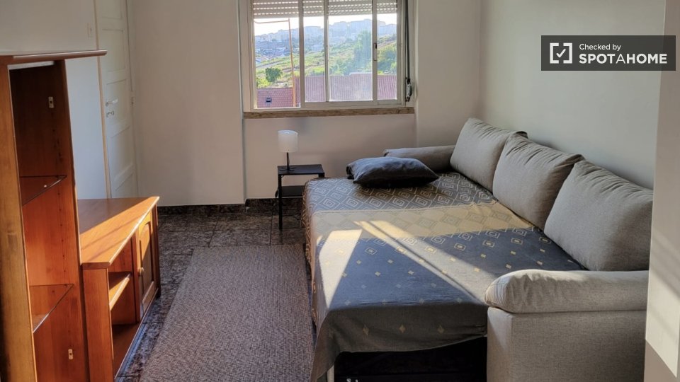 Double room Lisbon, 3 beds — photo 6