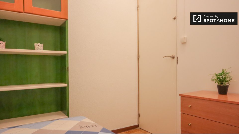 Double room Madrid, 5 beds, 90m² — photo 17