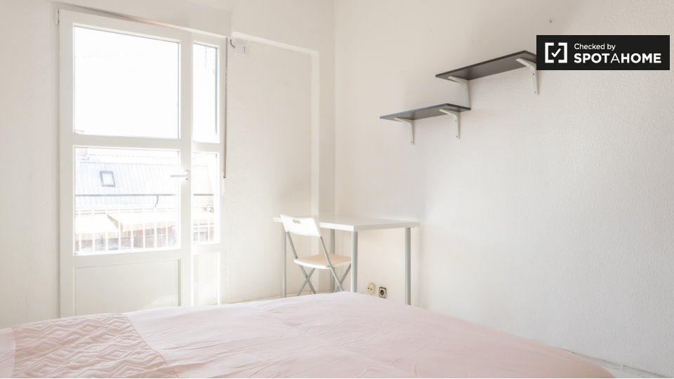 Double room Madrid, 5 beds, 120m² — photo 1