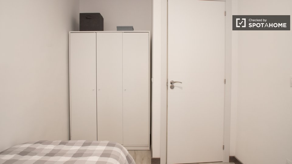 Double room Madrid, 3 beds — photo 17