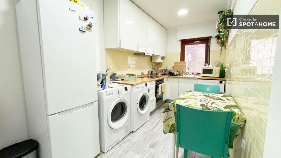 Double room Lisbon, 3 beds — photo 15