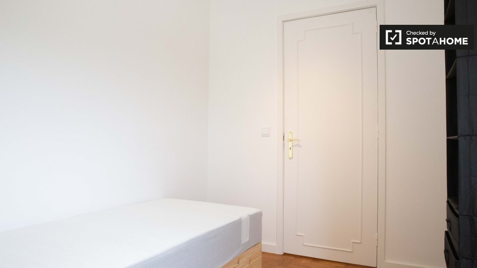 Double room Lisbon, 5 beds — photo 4