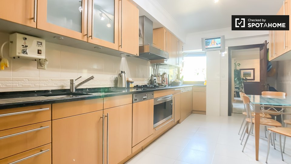 Double room Lisbon, 4 beds, 180m² — photo 13