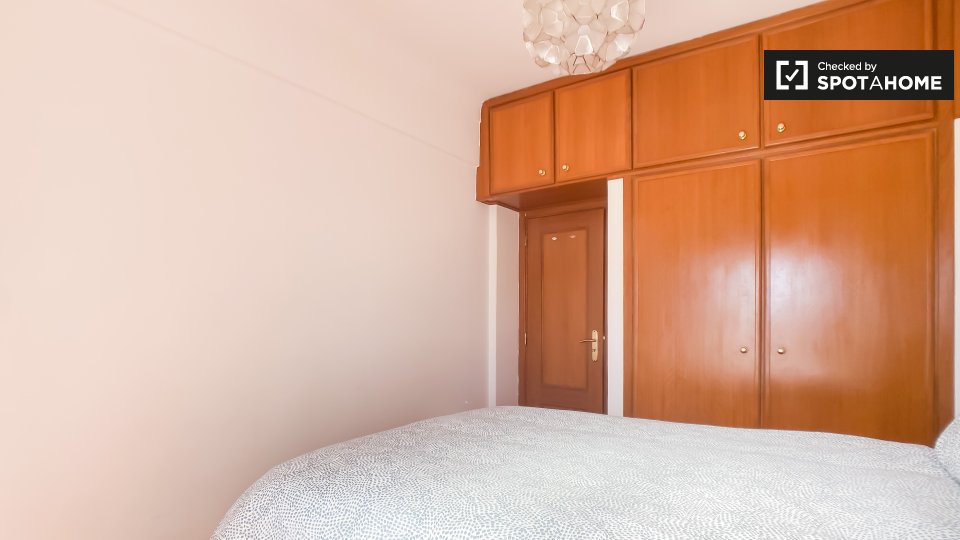 Apartment Lisbon, 2 beds, 61m² — photo 2