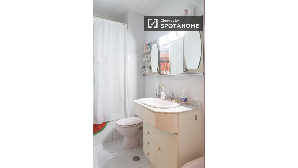 Double room Madrid, 3 beds — photo 7