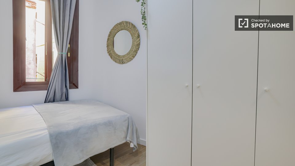 Double room Barcelona, 5 beds — photo 36