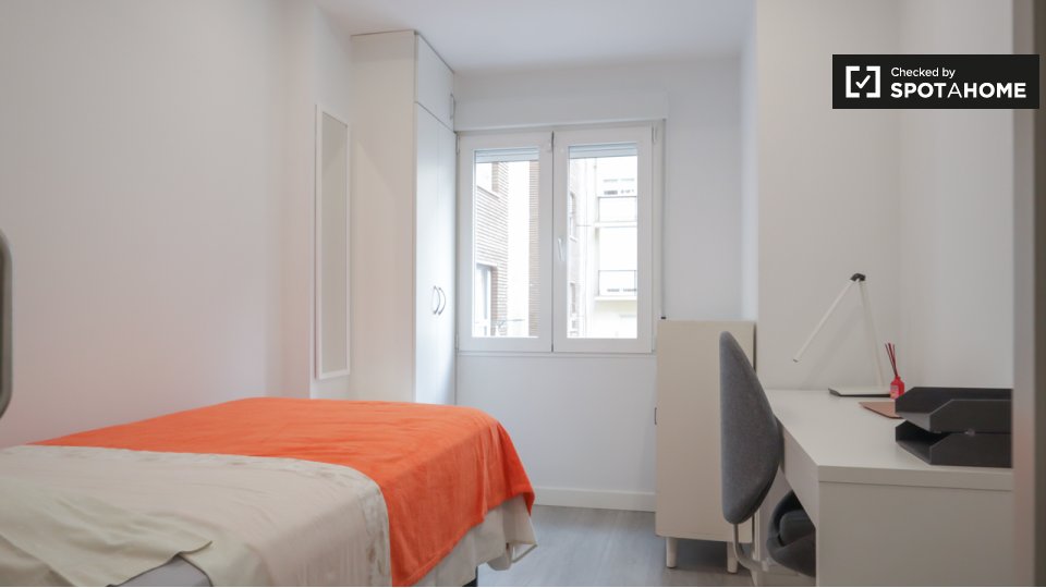 Double room Madrid, 3 beds — photo 9
