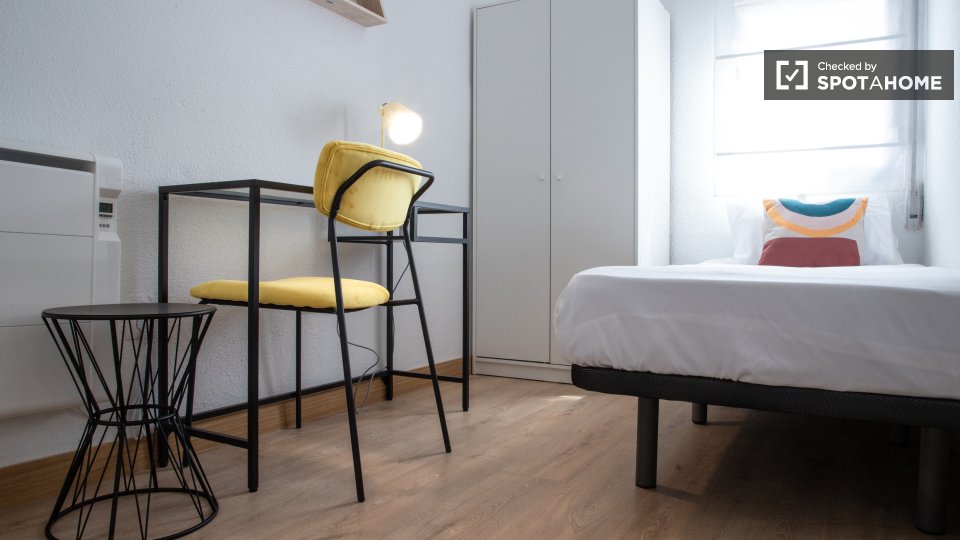 Double room Madrid, 3 beds, 57m² — photo 18